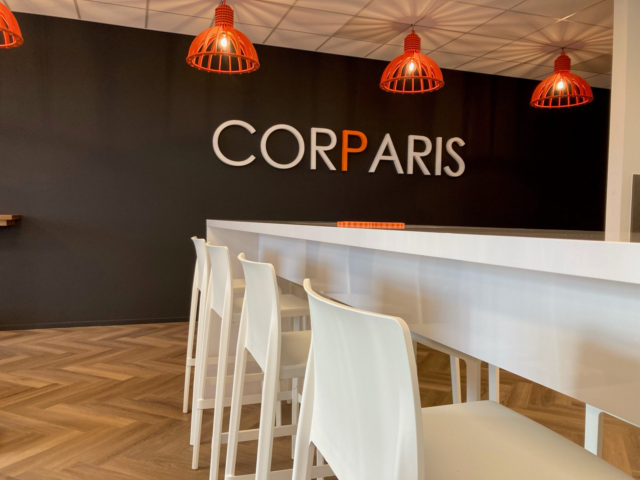 Piepschuim 3D logo van Corparis op muur