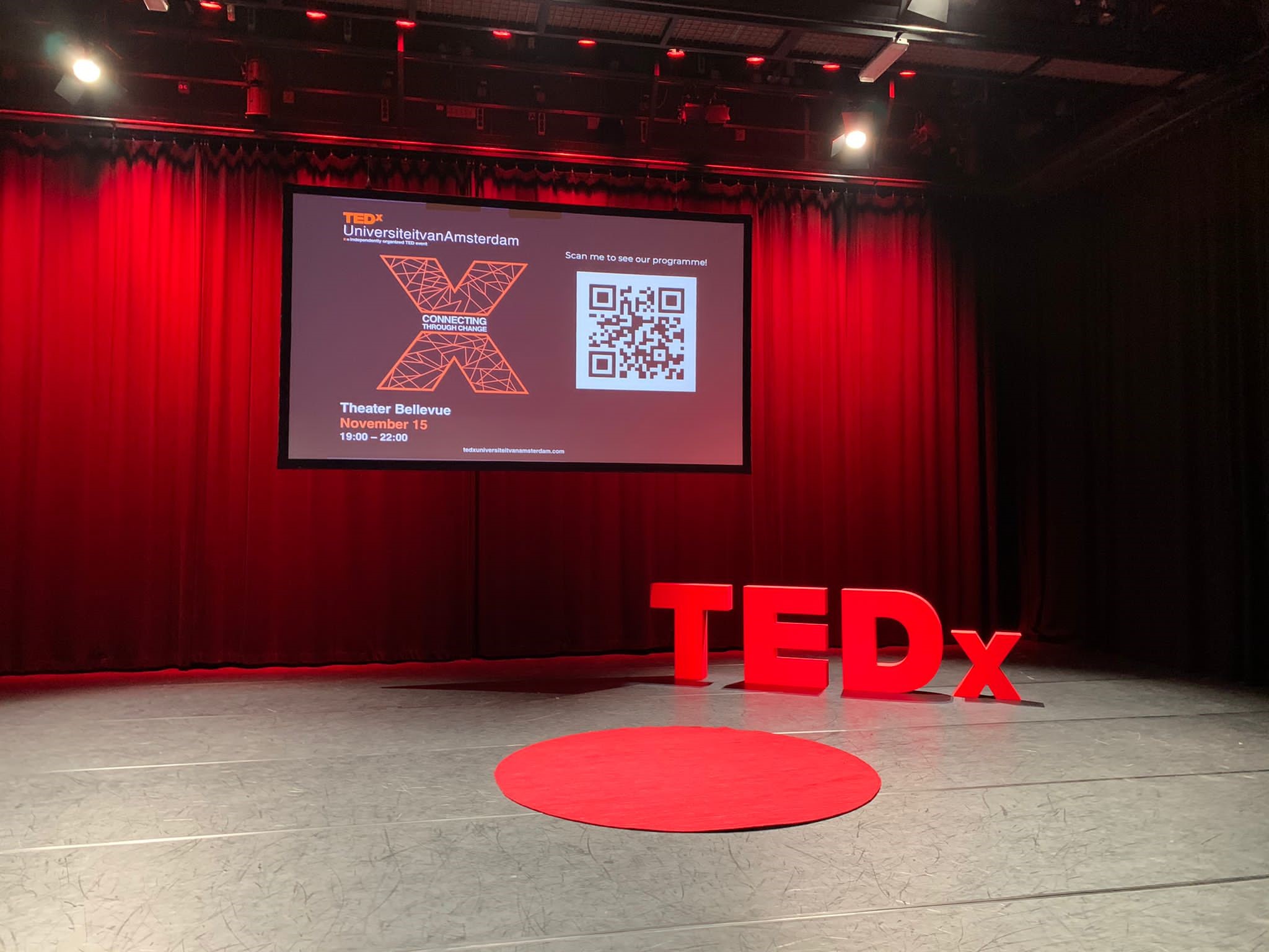 TEDx letters op podium